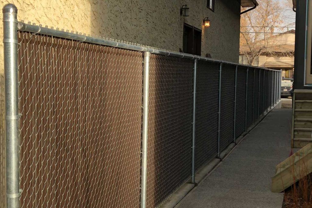 a chain link fence in a backyard